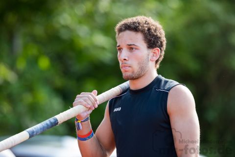 Joshua Fadire (TV Loehne Bahnhof); Heinz Roloff-Stabhochsprung-Meeting 2019 am 08.06.2019 im Sportpark Liebigstraße in Holzminden (Niedersachsen), Foto: Michael Niederpruem
