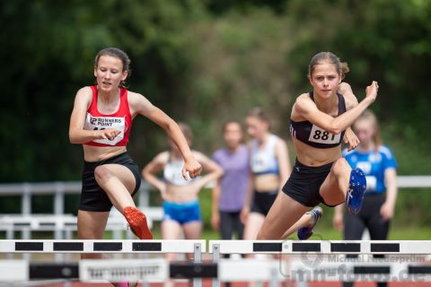 Eline Touzet (TuS Niedernwoehren), Marlena Kahl (LG Buende-Loehne); Pfingstsportfest 2019 am 10.06.2019 im Stadion Schulzentrum Sued in Bad Oeynhausen (Nordrhein-Westfalen), Foto: Michael Niederpruem