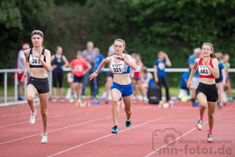 Fabienne Goluecke (LG Buende-Loehne), Johanna Martin (Garbsener SC), Eline Touzet (TuS Niedernwoehren); Pfingstsportfest 2019 am 10.06.2019 im Stadion Schulzentrum Sued in Bad Oeynhausen (Nordrhein-Westfalen), Foto: Michael Niederpruem
