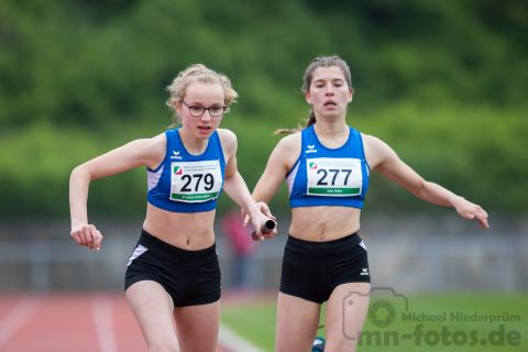 Kristine Dana Mueller (StG LAZ Iserlohn/TV Deilinghofen), Jule Adler (StG LAZ Iserlohn/TV Deilinghofen); NRW Langstaffelmeisterschaften am 11.05.2019 im Hembergstadion in Iserlohn (Nordrhein-Westfalen), Foto: Michael Niederpruem