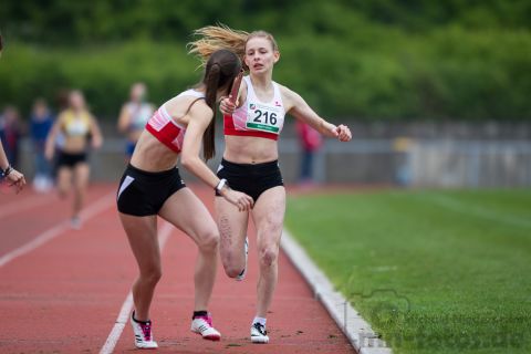 Vivien Lipok (LG Olympia Dortmund), Elayna Krisch (LG Olympia Dortmund); NRW Langstaffelmeisterschaften am 11.05.2019 im Hembergstadion in Iserlohn (Nordrhein-Westfalen), Foto: Michael Niederpruem