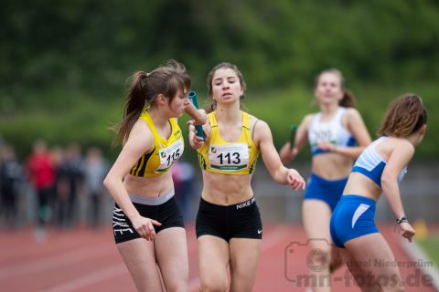 Clara vom Hove (StG Essen/Ruhr), Celine Rudolph (StG Essen/Ruhr); NRW Langstaffelmeisterschaften am 11.05.2019 im Hembergstadion in Iserlohn (Nordrhein-Westfalen), Foto: Michael Niederpruem