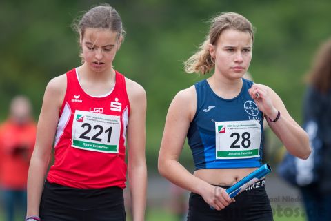 Rickie Scharnow (LG Olympia Dortmund), Johanna Helmrich (LAV Bayer Uerdingen/Dormagen); NRW Langstaffelmeisterschaften am 11.05.2019 im Hembergstadion in Iserlohn (Nordrhein-Westfalen)