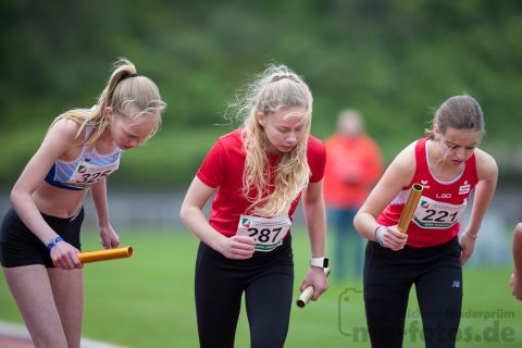 Hanne Holtkamp (TV Westfalia Epe), Juline-Sophie Jadzinski (StG Oelde-Enniger), Rickie Scharnow (LG Olympia Dortmund); NRW Langstaffelmeisterschaften am 11.05.2019 im Hembergstadion in Iserlohn (Nordrhein-Westfalen), Foto: Michael Niederpruem