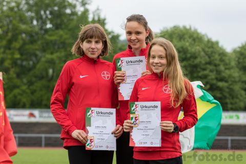 Alexandra Lang, Luzie Ronkholz, Carolin Führen (TSV Bayer 04 Leverkusen); NRW Langstaffelmeisterschaften am 11.05.2019 im Hembergstadion in Iserlohn (Nordrhein-Westfalen), Foto: Michael Niederpruem
